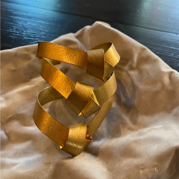 Gorgeous hammered gold cuff - Picture 2 of 11